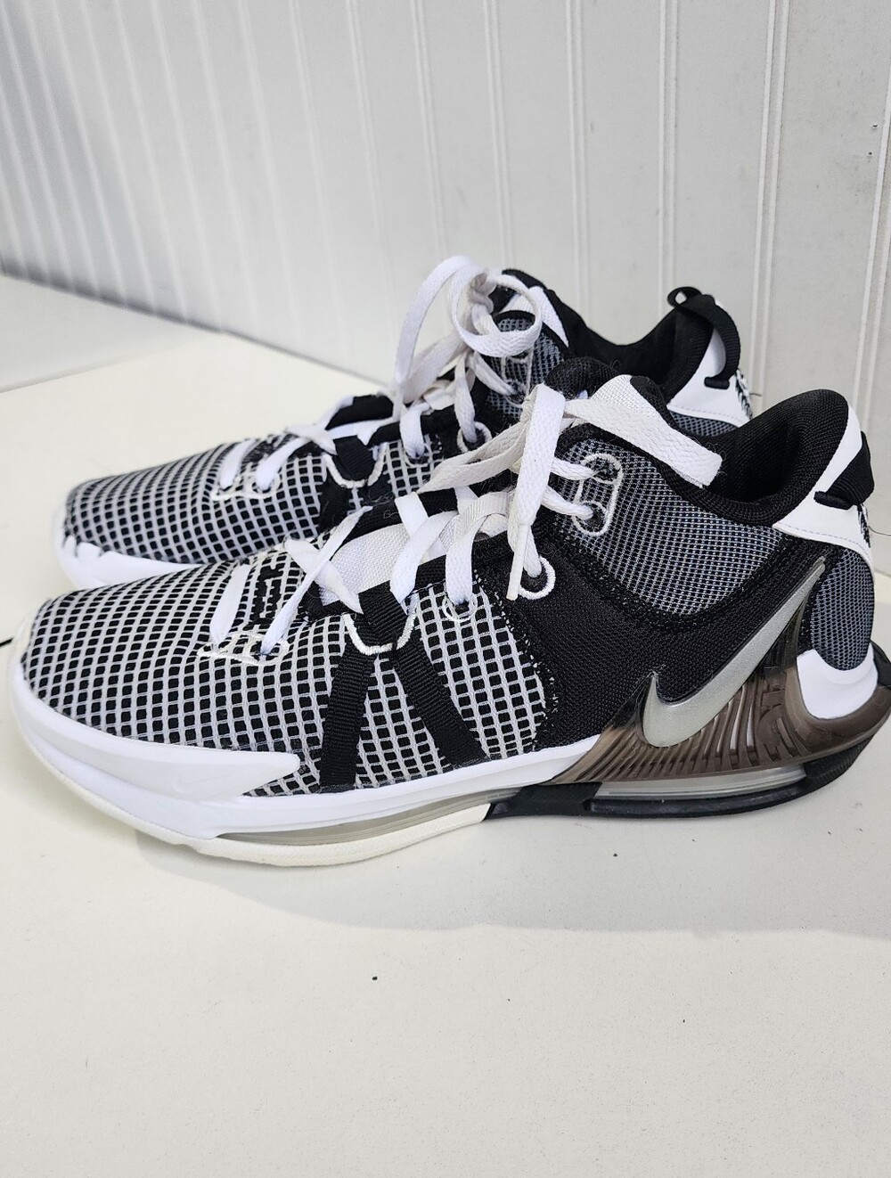 Nike Lebron Witness VII DM1123-100 White/Black Basketball Shoes Mens Size 8.5